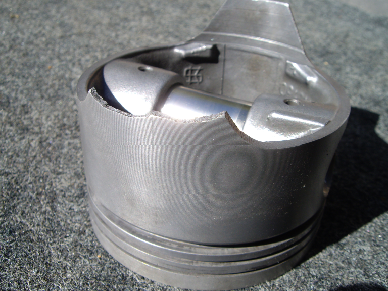 Split skirt pistons clearance