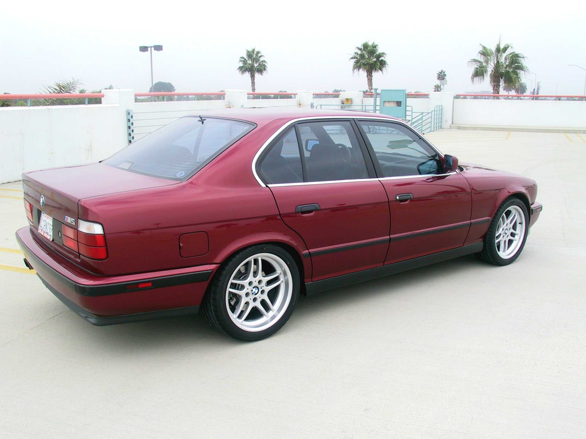 BMW e34 Вишневая